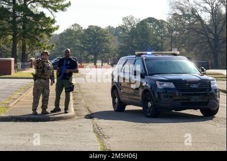 Un Airman affecté à l’escadron 19th des forces de sécurité discute d’une menace à la sécurité avec un membre du bureau du shérif du comté de Pulaski lors d’un exercice d’intervention d’urgence à la base aérienne de Little Rock, Arkansas, 17 mars 2022. Le LRAFB a mené son exercice ROCKI 22-02 avec le soutien du Bureau fédéral d’enquête, du bureau de Sherriff du comté de Pulaski et du Service des incendies de Jacksonville afin d’évaluer la capacité de l’aile à répondre à diverses menaces à la sécurité. Banque D'Images