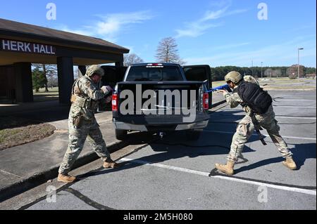 Des aviateurs affectés à l'escadron 19th des forces de sécurité recherchent un véhicule lors d'un exercice d'intervention d'urgence à la base aérienne de Little Rock, Arkansas (17 mars 2022). Le LRAFB a mené son exercice ROCKI 22-02 avec le soutien du Bureau fédéral d’enquête, du bureau de Sherriff du comté de Pulaski et du Service des incendies de Jacksonville afin d’évaluer la capacité de l’aile à répondre à diverses menaces à la sécurité. Banque D'Images