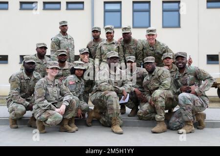 Sgt. 1st classe Alishea Anderson, sergent d'approvisionnement principal, affecté au quartier général et au quartier général de la compagnie "Hoplites", 2nd Bataillon, 34th Régiment blindé, 1st équipe de combat de brigade blindée, 1st Division d'infanterie, pose avec des soldats de Hoplite pour une photo après sa cérémonie de promotion à l'aire d'entraînement de Drawsko Pomorskie, Pologne, 17 mars 2022. Banque D'Images