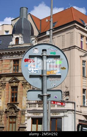 Rückseite eines Straßenschildes, beklebt mit mehreren bunten Stickern, Liberec Tschechien - derrière un panneau de rue recouvert d'autocollants colorés Banque D'Images