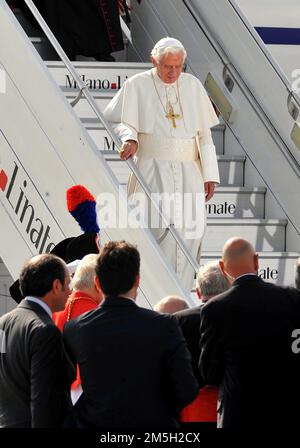 Photo répertoire, Italie. 15th janvier 2023. ARRIVÉE DU PAPE BENOÎT XVI À L'AÉROPORT DE LINATE, JOSEPH RATZINGER (Milan - 2012-06-01, Maurizio Maule/Fotogramma) ps la photo peut être utilisée dans le contexte dans lequel elle a été prise, et sans l'intention diffamatoire de la décoration des personnes représentées usage éditorial seulement crédit: Agence photo indépendante/Alamy Live News Banque D'Images