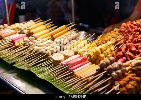 Un comptoir avec différents types de satey. Marché alimentaire de rue en Thaïlande. la nourriture sur un bâton. Banque D'Images