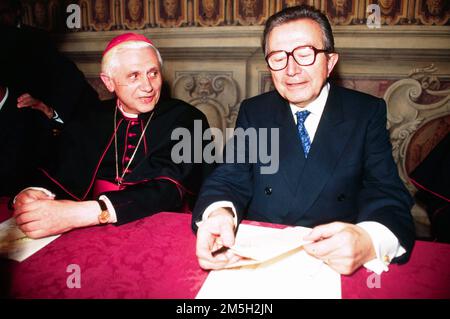 Photo répertoire, Italie. 15th janvier 2023. CARDINAL JOSEPH RATZINGER, PAPE BENOÎT XVI AVEC LE SÉNATEUR ANDREOTTI GIULIO (ROME - 1996-10-01, RAVAGLI) ps la photo peut être utilisée dans le contexte dans lequel elle a été prise, et sans l'intention diffamatoire du décorum des personnes représentées usage éditorial seulement crédit: Agence photo indépendante/Alamy Live News Banque D'Images