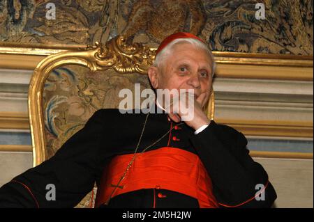 Photo répertoire, Italie. 15th janvier 2023. CARDINAL JOSEPH RATZINGER PRÉFET DE LA CONGRÉGATION POUR LA DOCTRINE DE LA FOI (ROME - 2005-02-22, Daloiso/GIACOMINOFOTO) ps la photo peut être utilisée dans le contexte dans lequel elle a été prise, et sans intention diffamatoire du décorum des personnes représentées usage éditorial seulement crédit: Agence photo indépendante/Alamy Live News Banque D'Images