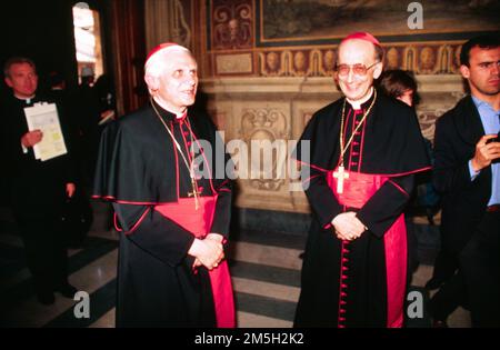 Photo répertoire, Italie. 15th janvier 2023. LE CARDINAL JOSEPH RATZINGER, LE PAPE BENOÎT XVI AVEC LE CARDINAL RUINI (ROME - 2000-11-02, Ravagli/GIACOMINOFOTO) ps la photo peut être utilisée dans le contexte dans lequel elle a été prise, et sans l'intention diffamatoire du décorum des personnes représentées usage éditorial seulement crédit: Agence photo indépendante/Alamy Live News Banque D'Images