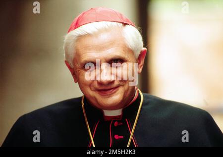 Photo répertoire, Italie. 15th janvier 2023. CARDINAL JOSEPH RATZINGER, PAPE BENOÎT XVI (ROME - 2000-11-02, Pizzoli Alberto/GIAMCOMINOFOTO) ps la photo peut être utilisée dans le contexte dans lequel elle a été prise, et sans intention diffamatoire du décorum des personnes représentées usage éditorial seulement crédit: Agence de photo indépendante/Alamy Live News Banque D'Images