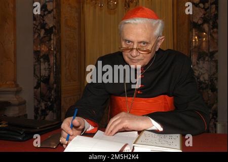 Photo répertoire, Italie. 15th janvier 2023. CARDINAL JOSEPH RATZINGER PRÉFET DE LA CONGRÉGATION POUR LA DOCTRINE DE LA FOI (ROME - 2005-02-22, Daloiso/GIACOMINOFOTO) ps la photo peut être utilisée dans le contexte dans lequel elle a été prise, et sans intention diffamatoire du décorum des personnes représentées usage éditorial seulement crédit: Agence photo indépendante/Alamy Live News Banque D'Images