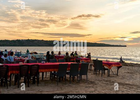 Tables de restaurant sur la plage au bord de l'océan. Bali, Indonésie - 11.29.2022 Banque D'Images