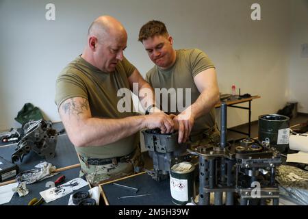 De gauche à droite, le Sgt. 1st classe Carl Cazee et le Sgt. Brian Hill affectés à la Compagnie Charlie 'Fighting Acess', 2nd Bataillon, 34th Régiment blindé, 1st Brigade blindée équipe de combat, 1st Division d'infanterie travaille sur un carter d'alimentation automatique M242 Bushmaster 25mm à Drawsko Pomorskie, Pologne, 17 mars 2022. L'entretien de l'équipement militaire permet aux États-Unis et à l'Alliance de réagir rapidement et de façon décisive aux crises. Banque D'Images