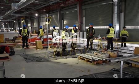 Les entrepreneurs travaillent dans une station configurée pour mesurer, couper et préparer les tuyaux à intégrer dans les entrepôts à humidité contrôlée en cours de construction dans le cadre du projet de construction de stocks prépositionnés par l'armée à Powidz, en Pologne, en 17 mars 2022. Chaque jour de la semaine, plus de 400 personnes travaillent sur l'ensemble du site du projet, Ce qui implique la construction d'une série d'entrepôts et d'autres installations associées pour permettre le stockage et l'entretien de véhicules et d'équipements militaires et est le plus grand projet en Pologne étant géré par les États-Unis Corps d'ingénieurs de l'armée, Europe Distr Banque D'Images