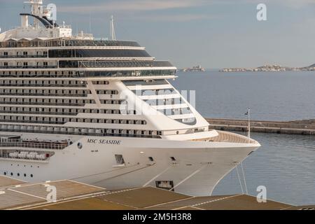 Vue sur le bateau de croisière MSC Seaside dans le port de Marseille, France sur 29 avril 2022. Banque D'Images