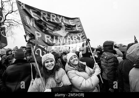 Rassemblement de l'Institut d'éducation d'Écosse tenu à Glasgow Green après une matinée d'activité de ligne de piquetage dans les écoles du pays Banque D'Images