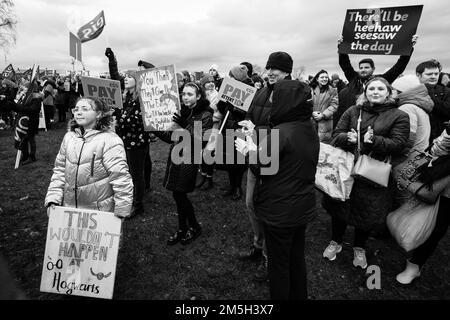 Rassemblement de l'Institut d'éducation d'Écosse tenu à Glasgow Green après une matinée d'activité de ligne de piquetage dans les écoles du pays Banque D'Images