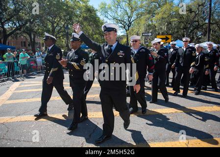 220317-N-KG461-1101 Savannah, Géorgie (17 mars 2022) les marins représentant la base sous-marine navale de Kings Bay défilent dans la rue annuelle de la ville Défilé de la fête de Patrick. Le défilé a eu lieu par la rue Savannah Comité de la parade de la fête de Patrick depuis 1824. Banque D'Images