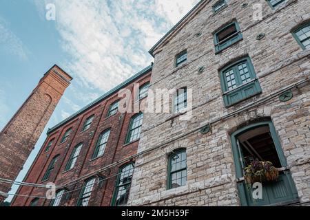 Toronto - Canada - Circa août 2019. Architecture industrielle du XIXe siècle au Distillery District de Toronto. Détail de la façade du mur de briques a Banque D'Images