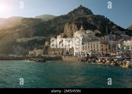 Amalfi- Italie- Circa Mars 2022. Vue sur la côte amalfitaine dans la région de Campanie près du golfe de Salerno. Banque D'Images