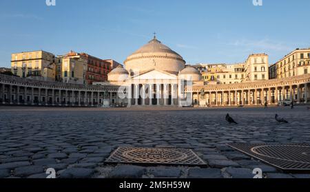 Naples- Italie- Circa Mars 2022. Vue en début de matinée de la basilique de San Francisco de Paula de style néoclassique sur la place du plébiscite. Banque D'Images