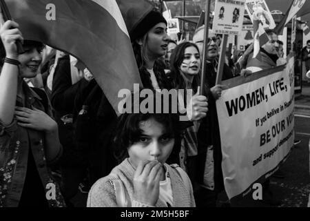 La marche de l'Association écossaise iranienne souligne la question des droits des femmes en Iran Banque D'Images