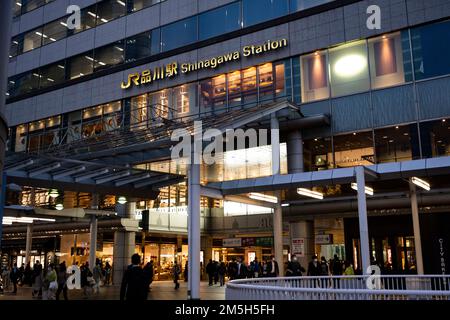 Tokyo, Japon. 30th novembre 2022. Scènes générales de la gare Shinagawa, une gare principale qui dessert le sud de Tokyo le long des trains à grande vitesse Shinkansen Limited Express avec service dans tout le Japon pour JR East et JR Central avec service direct à Nagoya, Osaka, Kyoto, Sendai, Kyushu Island et Hokkaido Island. Le train à grande vitesse Shinkansen est le transport interurbain le plus sûr au monde sans un seul décès opérationnel malgré la propension du Japon à subir des tremblements de terre et des catastrophes naturelles. Le système de transport en commun à grande vitesse est très populaire parmi les voyageurs d'affaires et Banque D'Images