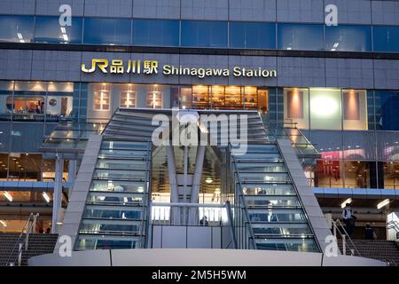 Tokyo, Japon. 30th novembre 2022. Scènes générales de la gare Shinagawa, une gare principale qui dessert le sud de Tokyo le long des trains à grande vitesse Shinkansen Limited Express avec service dans tout le Japon pour JR East et JR Central avec service direct à Nagoya, Osaka, Kyoto, Sendai, Kyushu Island et Hokkaido Island. Le train à grande vitesse Shinkansen est le transport interurbain le plus sûr au monde sans un seul décès opérationnel malgré la propension du Japon à subir des tremblements de terre et des catastrophes naturelles. Le système de transport en commun à grande vitesse est très populaire parmi les voyageurs d'affaires et Banque D'Images