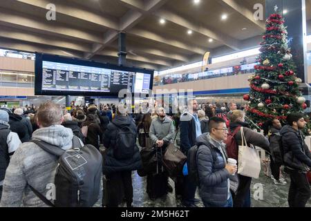 Les passagers regardent les panneaux d'affichage à la gare d'Euston à Londres à la suite d'une grève des membres de l'Association du personnel des transports salariés (TSSA). Date de la photo: Jeudi 29 décembre 2022. Banque D'Images