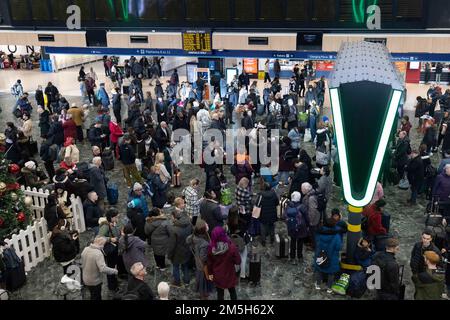 Les passagers regardent les panneaux d'affichage à la gare d'Euston à Londres à la suite d'une grève des membres de l'Association du personnel des transports salariés (TSSA). Date de la photo: Jeudi 29 décembre 2022. Banque D'Images