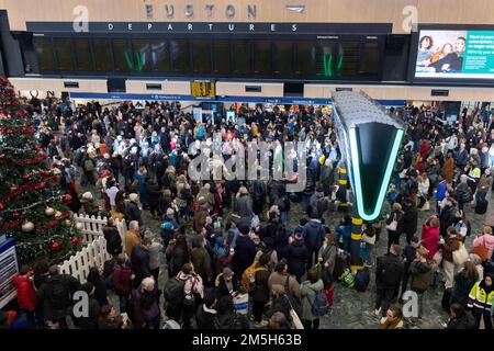 Les passagers regardent les panneaux d'affichage à la gare d'Euston à Londres à la suite d'une grève des membres de l'Association du personnel des transports salariés (TSSA). Date de la photo: Jeudi 29 décembre 2022. Banque D'Images
