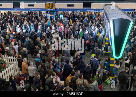 Les passagers regardent les panneaux d'affichage à la gare d'Euston à Londres à la suite d'une grève des membres de l'Association du personnel des transports salariés (TSSA). Date de la photo: Jeudi 29 décembre 2022. Banque D'Images