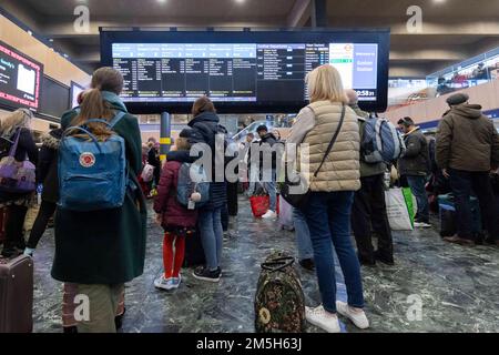Les passagers regardent les panneaux d'affichage à la gare d'Euston à Londres à la suite d'une grève des membres de l'Association du personnel des transports salariés (TSSA). Date de la photo: Jeudi 29 décembre 2022. Banque D'Images