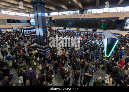 Les passagers regardent les panneaux d'affichage à la gare d'Euston à Londres à la suite d'une grève des membres de l'Association du personnel des transports salariés (TSSA). Date de la photo: Jeudi 29 décembre 2022. Banque D'Images