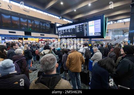 Les passagers regardent les panneaux d'affichage à la gare d'Euston à Londres à la suite d'une grève des membres de l'Association du personnel des transports salariés (TSSA). Date de la photo: Jeudi 29 décembre 2022. Banque D'Images