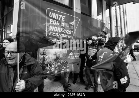 Manifestation syndicale UNITE organisée en dehors du quartier général Scottish Power à St Vincent Street Glasgow pour protester contre la hausse des coûts énergétiques Banque D'Images