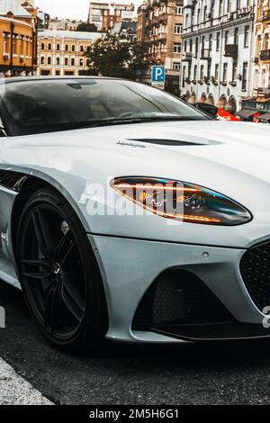 Kiev, Ukraine - 12 juin 2021: Voiture anglaise blanche Aston Martin DBS Superleggera garée dans la ville Banque D'Images