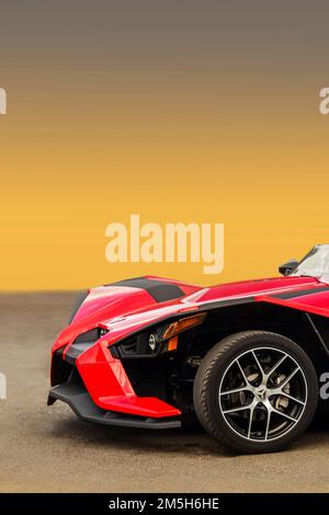 Ukraine, Odessa - 5 septembre 2021 : tricycle rouge unique Polaris Slingshot SL sur fond propre.Fond d'écran.Pour la publicité Banque D'Images