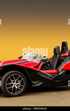 Ukraine, Odessa - 5 septembre 2021 : tricycle rouge unique Polaris Slingshot SL sur fond propre.Fond d'écran.Pour la publicité Banque D'Images