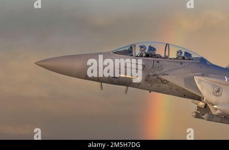 F-15 des avions de chasse Eagle Fighter volant avec des missiles sur le chemin de la mission. Des avions de chasse modernes et des pilotes Airforce sont déployés pour la défense aérienne. Banque D'Images