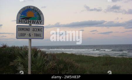 Ormond Scenic Loop & Trail - panneau du programme des routes panoramiques de Floride le long de Ocean Shore. Un panneau de la route pittoresque de Floride pour Ormond Scenic Loop & Trail se dresse le long de la State Road A1A avec l'océan Atlantique comme toile de fond. Emplacement : Floride (29,399° N 81,093° O) Banque D'Images