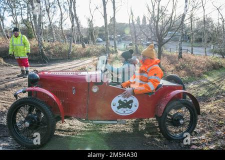 Dave Wilcox Memorial Trial, LockWell Hill Activity Centre, Farnsfield, Nottinghamshire, Angleterre, Royaume-Uni. 29th décembre 2022. Les membres du club automobile d'Austin 7 avant la guerre qui participent aux épreuves de la colline du Mémorial Dave Wilcox dans des conditions très humides et boueuses après des jours de pluie constante. Crédit : Alan Keith Beastaall/Alay Live News Banque D'Images