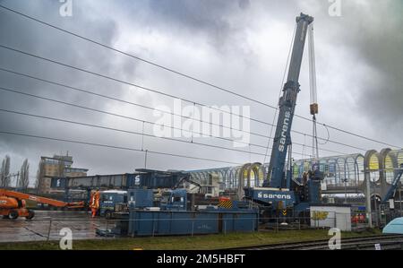 ZOETERMEER - la section de pont du pont Nelson Mandela au-dessus du A12 sera enlevée. Au début de décembre, la municipalité a fermé le pont sur établi et a sauté parce qu'il y avait un risque possible d'effondrement. La raison en a été deux enquêtes sur les fissures dans la construction. ANP LEX VAN LIESHOUT pays-bas - belgique OUT Banque D'Images