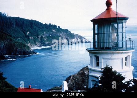 Pacific Coast Scenic Byway - Oregon - Phare de Heceta Head. L'océan bleu profond et la côte couverte d'arbres brumeux offrent une toile de fond au phare de Heceta Head, l'un des phares les plus photographiés du monde. Sur cet établissement se trouve également une maison de gardien de phare magnifiquement restaurée qui est ouverte pour des visites d'interprétation. Emplacement : Oregon (44,677° N 124,079° O) Banque D'Images