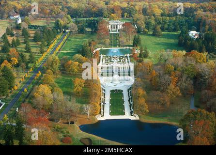 Chemin pittoresque de la vallée de Brandywine - vue aérienne du manoir et des jardins de Nemours. Ce domaine de 300 hectares est composé de la demeure de Nemours, de jardins florissants et de magnifiques fontaines. Emplacement : Wilmington, Delaware Banque D'Images