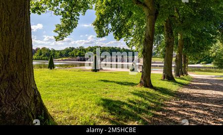 Maincy, France - 21 mai 2022 : une rangée de sycomores et un étang rectangulaire dans un jardin classique français (Vaux-le-Vicomte). Photo prise tôt Banque D'Images