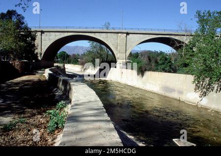 Arroyo Seco Historic Parkway - route 123 - Parkland typique le long d'Arroyo Seco. Typique de la chaîne de petits à moyens parcs de ville le long de la promenade et du chenal Arroyo Seco. Emplacement : Californie (34,111° N 118,180° O) Banque D'Images