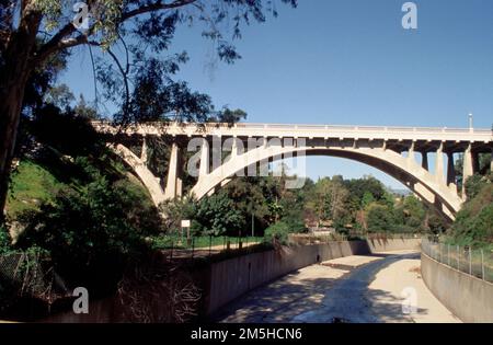 Arroyo Seco Historic Parkway - route 128 - pont Laguna Avenue. Ce pont en béton à arche spandral ouverte est typique des ponts romatiques inspirés des Beaux Arts qui ornent l'Arroyo. Emplacement : Californie (34,118° N 118,168° O) Banque D'Images