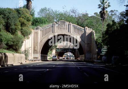 Arroyo Seco Historic Parkway - route 125 - tunnels de la rue Figueroa, 1931-1935. Une série de tunnels traversant Elysian Park sont les portes de la promenade Arroyo Seco. Emplacement : Californie (34,100° N 118,204° O) Banque D'Images