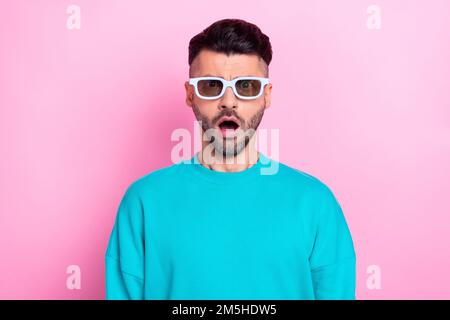 Portrait photo de jeune drôle gars impressionné choc spectaculaire moment regarder le nouveau film de première porter des lunettes de cinéma isolées sur fond rose couleur Banque D'Images