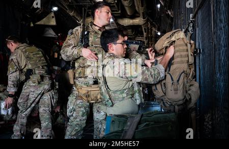 Opérations spéciales les membres de l'équipe chirurgicale affectés à l'escadre des opérations spéciales de 24th organisent de l'équipement respiratoire pour un exercice à Hurlburt Field, en Floride, le 17 mars 2022. SOST est un élément extrêmement léger, mobile et rapidement déployable qui est médicalement et tactiquement formé pour fournir la réanimation traumatologique et les soins chirurgicaux de sauvetage sur ou près du champ de bataille. Banque D'Images