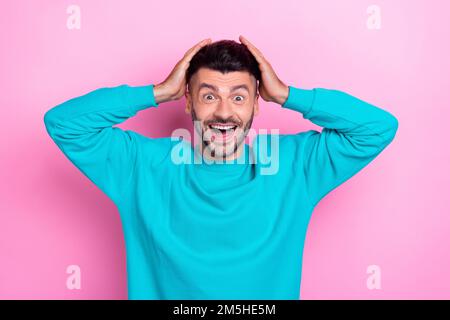 Photo de jeune drôle excitée surjoyée positive Guy barbe de 3 jours tête confuse fou le vendredi noir les prix isolés sur fond de couleur rose Banque D'Images