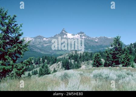 Beartooth Highway - pilote et pics d'indice. Ces pics doubles atteignent des hauteurs vertigineuses de plus de 11 000 pieds. Emplacement : Wyoming (44,926° N 109,691° O) Banque D'Images