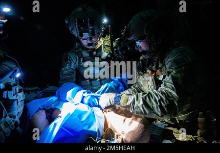 Opérations spéciales les membres de l'équipe chirurgicale affectés à l'escadre des opérations spéciales de 24th effectuent une cricothyrotomie sur le terrain sur un patient simulé à l'aéroport régional du Nord-est de l'Alabama, Alabama, 17 mars 2022. SOST est un élément extrêmement léger, mobile et rapidement déployable qui est médicalement et tactiquement formé pour fournir la réanimation traumatologique et les soins chirurgicaux de sauvetage sur ou près du champ de bataille. Banque D'Images